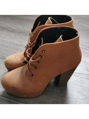 Steve Madden trending platform winter tan booties. 🥾👢 Size 7.5. EUC